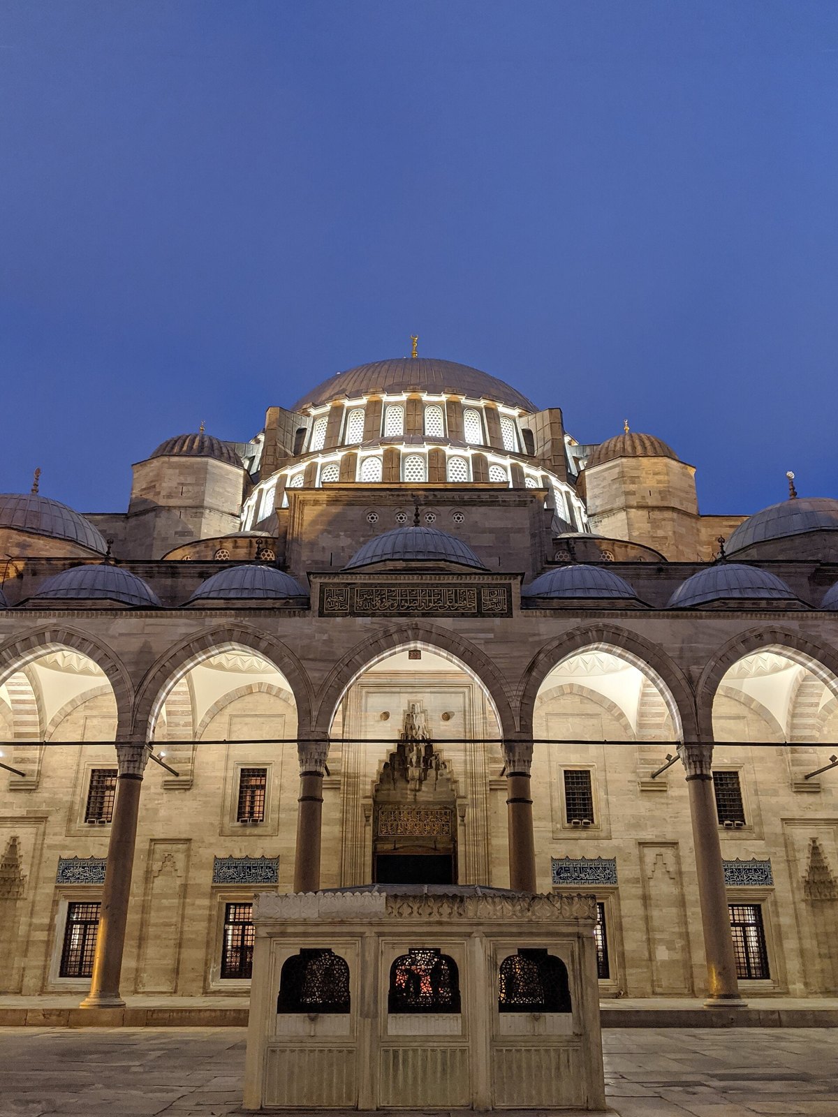 Suleymaniye mosque, courtyard and sadirvan at night